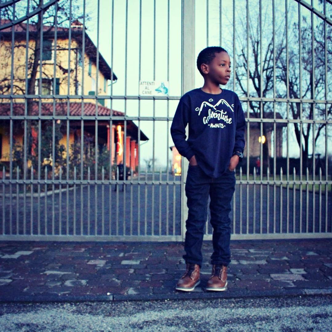 'Adventure awaits' kids longsleeve shirt