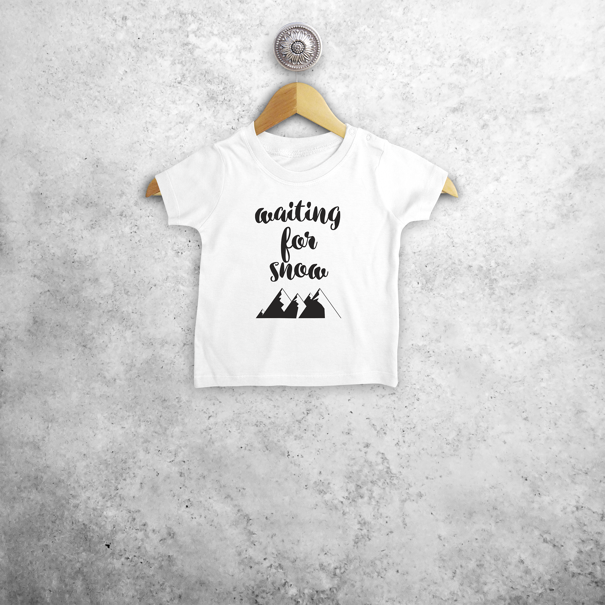 Baby or toddler shirt with short sleeves, with ‘Waiting for snow’ print by KMLeon.