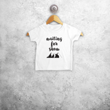 Baby or toddler shirt with short sleeves, with ‘Waiting for snow’ print by KMLeon.